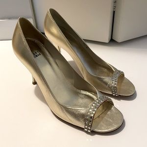 Open toe gold heels, perfect for grads and wedding season.
